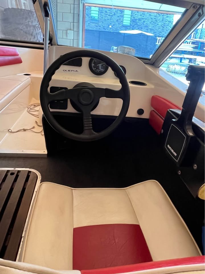Bateau à moteur