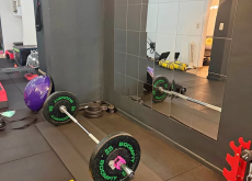 Barre olympique avec disques de 10 kg (bumpers). Quasi neuve (3 mois).